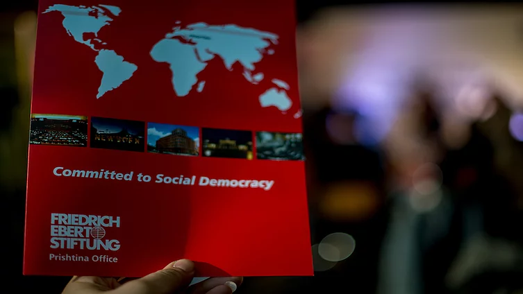 Ky fletëpalosje është përgatitur nga Friedrich-Ebert-Stiftung (FES), konkretisht nga zyra e saj në Prishtinë. Titulli i fletëpalosjes është *Të përkushtuar ndaj socialdemokracisë*.