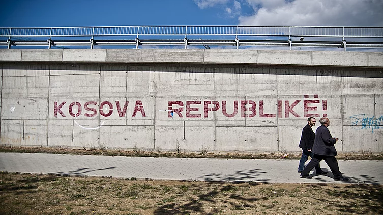 The picture shows a mural bearing the inscription ‘KOSOVA REPUBLIKË!’ (Republic of Kosovo) in Pristina.